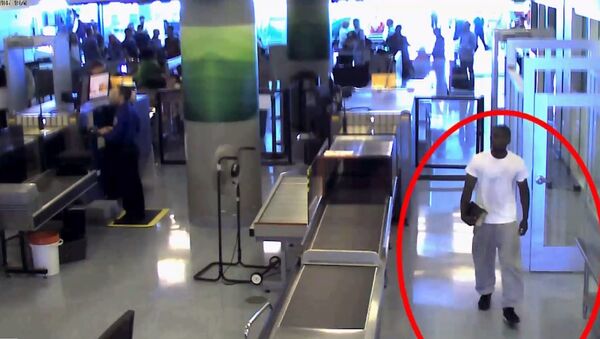 Damarias Cockerham walking through TSA at Dallas-Fort Worth International Airport - Sputnik International