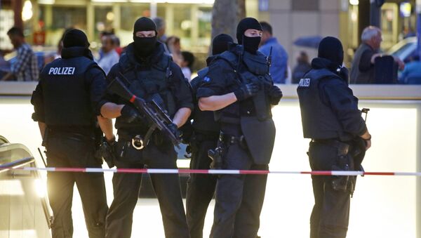 Special forces police officers stand guard at an entrance of the main train station, following a shooting rampage at the Olympia shopping mall in Munich, Germany July 22, 2016 - Sputnik International