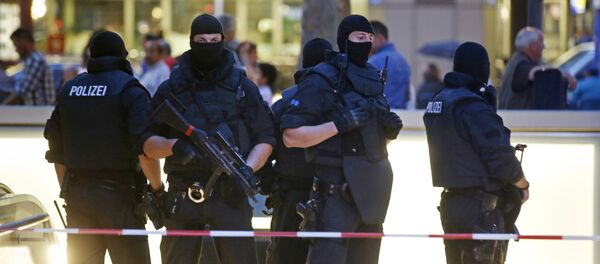 Special forces police officers stand guard at an entrance of the main train station, following a shooting rampage at the Olympia shopping mall in Munich, Germany July 22, 2016 - Sputnik International