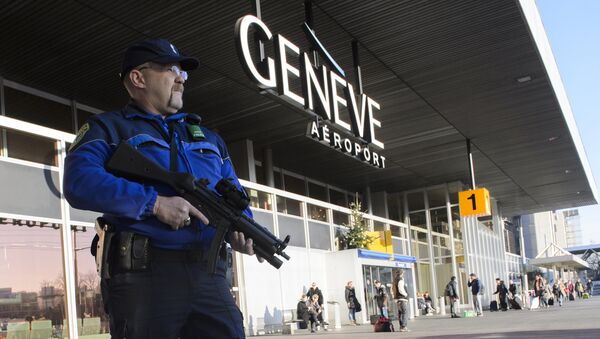 An armed policeman patrols on December 12, 2015 at Geneva Airport in Geneva - Sputnik International