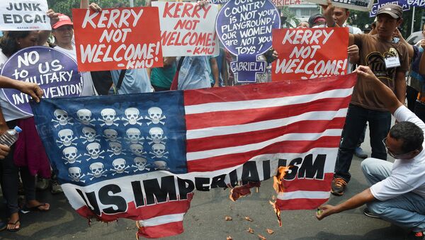 Activists burn a mock US flag during a protest at the US embassy, to coincide with US Secretary of State John Kerry's visit to the Philippines in Manila on July 27, 2016 - Sputnik International