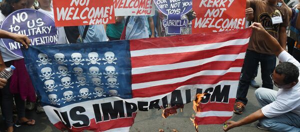 Activists burn a mock US flag during a protest at the US embassy, to coincide with US Secretary of State John Kerry's visit to the Philippines in Manila on July 27, 2016 - Sputnik International