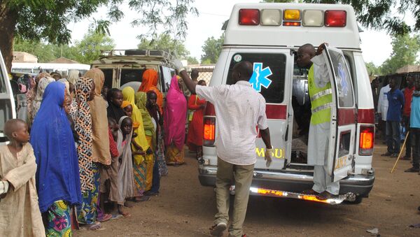 Displaced children L) watching, as malnurished and sick children are being taken away in an ambulance for treatment in Bama's camp for internally displaced people (IDP), in the outskirts of Maiduguri capital of Borno State, northeastern Nigeria (File) - Sputnik International