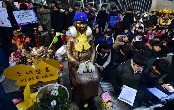 South Korean students sit near a statue (C) of a teenage girl symbolizing former comfort women who served as sex slaves for Japanese soldiers during World War II, during a weekly anti-Japanese demonstration in front of the Japanese embassy in Seoul (File) South Korean students sit near a statue (C) of a teenage girl symbolizing former comfort women who served as sex slaves for Japanese soldiers during World War II, during a weekly anti-Japanese demonstration in front of the Japanese embassy in Seoul (File) - Sputnik International