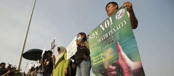 Protesters hold posters as they attend a rally against death penalty outside the presidential palace in Jakarta, Indonesia, Tuesday, July 26, 2016 - Sputnik International
