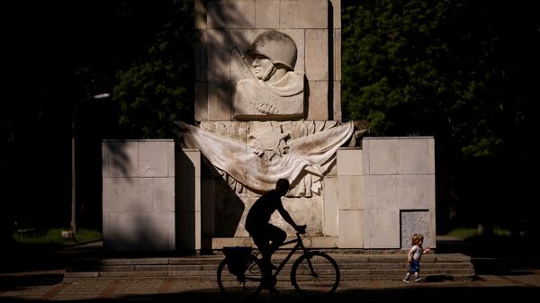 A man rides a bike in front of the monument of the Gratitude for the Soviet Army Soldiers in Warsaw, Poland May 23, 2016 - Sputnik International