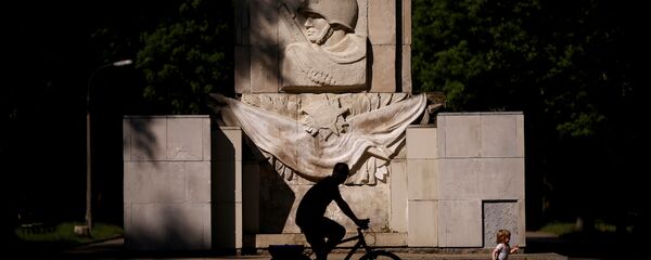 A man rides a bike in front of the monument of the Gratitude for the Soviet Army Soldiers in Warsaw, Poland May 23, 2016 - Sputnik International