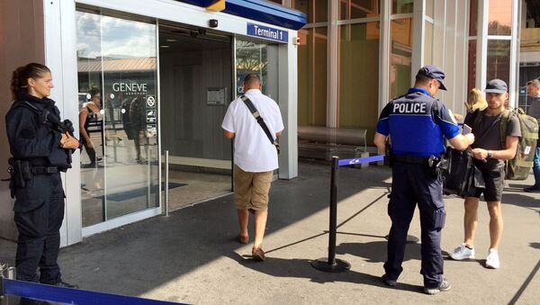 Swiss police officers conduct checks on passengers at the entrance of the Cointrin airport in Geneva, Switzerland July 27, 2016 - Sputnik International