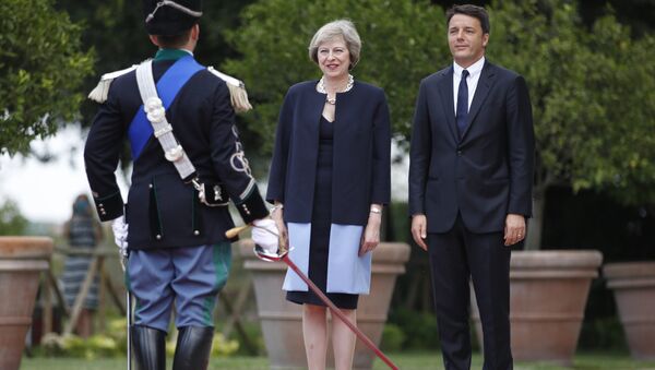Italian Premier Matteo Renzi welcomes British Prime Minister Theresa May upon arriving for a meeting, in Rome Wednesday, July 27, 2016 - Sputnik International