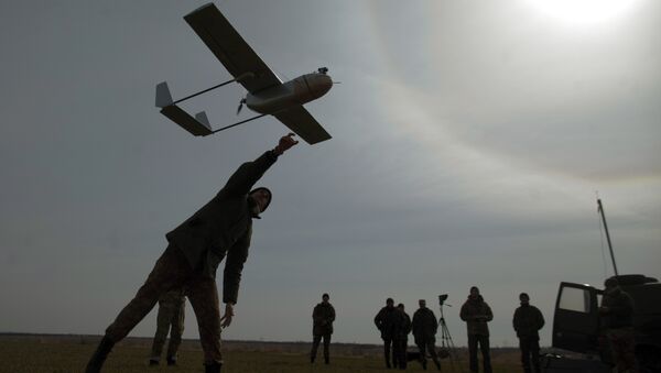 A serviceman launches an unmanned reconnaissance aircraft at the position of the Ukrainian forces near eastern Ukrainian city of Lysychansk, Lugansk region on March 24, 2015 - Sputnik International