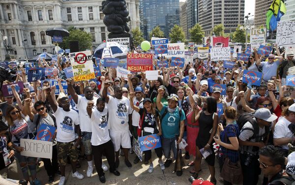 Supporters with Black Men for Bernie raise their fists for former Democratic presidential candidate Bernie Sanders during the 2016 Democratic National Convention on July 27, 2016 in Philadelphia, Pennsylvania. - Sputnik International