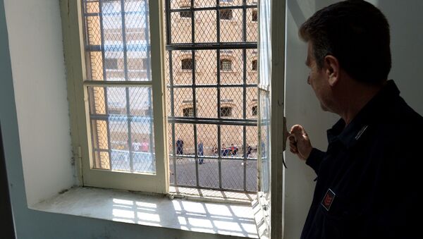 A guard looks at prisoner from a window of Regina Coeli prison in Rome on May 30, 2014 - Sputnik International
