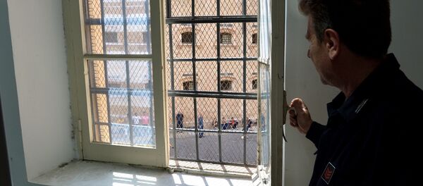 A guard looks at prisoner from a window of Regina Coeli prison in Rome on May 30, 2014 - Sputnik International