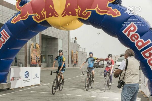(L-R) Martin Temmen from Germany, Matthias Fischer from Germany and Mikhail Manyakhin from Russia cross the finish line during the 14th stage Vladivostok at the Red Bull Trans-Siberian Extreme race in Russia on July 28th, 2016. - Sputnik International