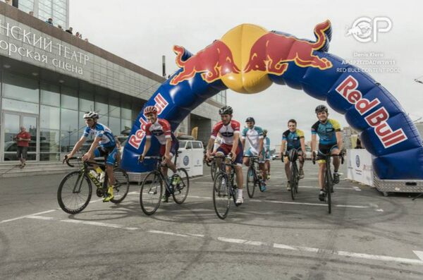(L-R) Eduard Fuchs from Austria, Roman Markaryan from Russia, Mikhail Manyakhin from Russia, Aleksej Shchebelin from Russia, Matthias Fischer from Germany, Martin Temmen from Germany perform after the 14th stage Vladivostok at the Red Bull Trans-Siberian Extreme race in Russia on July 28th, 2016 - Sputnik International
