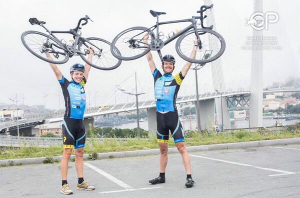 (L-R) Matthias Fischer and Martin Temmen from Germany pose for a portrait after the 14th stage Khabarovsk-Vladivostok at the Red Bull Trans-Siberian Extreme race in Russia on July 28th, 2016 - Sputnik International