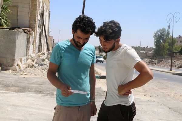 Men read one of the leaflets dropped by the Syrian army over opposition-held Aleppo districts asking residents to cooperate with the military and calling on fighters to surrender, Syria July 28, 2016 Men read one of the leaflets dropped by the Syrian army over opposition-held Aleppo districts asking residents to cooperate with the military and calling on fighters to surrender, Syria July 28, 2016 - Sputnik International