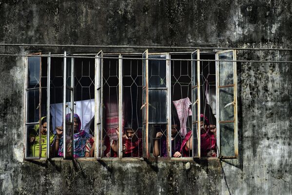 Зеваки рядом с местом убийства исламистских экстремистов в Дакке, Индия - Sputnik International