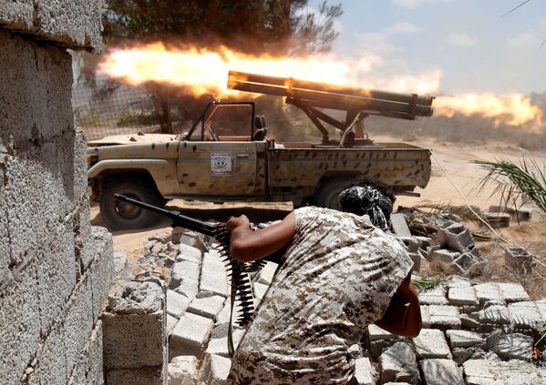 Ливийские военные, лояльные новому правительству, во время сражения с боевиками ИГИЛ в Сирте - Sputnik International