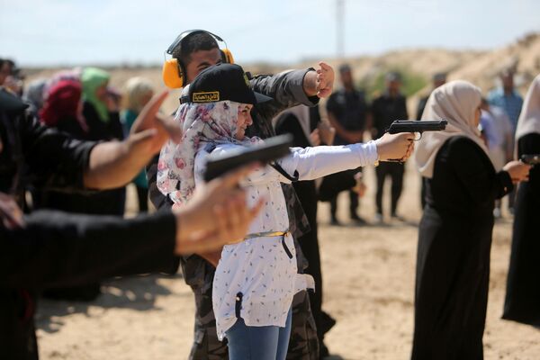 Девушка стреляет из пистолета во время тренировки для членов семей должностных лиц ХАМАС в Секторе Газа - Sputnik International