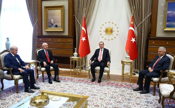 Turkey's President Tayyip Erdogan (2nd R) meets Prime Minister Binali Yildirim (R), main opposition Republican People's Party (CHP) leader Kemal Kilicdaroglu (2nd L) and Nationalist Movement Party (MHP) leader Devlet Bahceli at the Presidential Palace in Ankara, Turkey, July 25, 2016 - Sputnik International