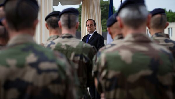 French President Francois Hollande reviews troops at the Army base and command centre for France's 'Vigipirate' plan, dubbed 'Operation Sentinelle', at the fort of Vincennes, on the outskirts of Paris, France, July 25, 2016 - Sputnik International