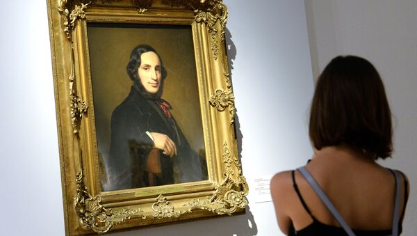 A visitor is seen near the painting A portrait of Ivan Aivazovsky by Alexei Tyranov displayed at the Ivan Aivazovsky. 200th Birthday exhibition at the Tretyakov Gallery on Krymsky Val in Moscow - Sputnik International