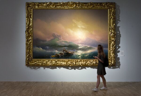 A visitor is seen near the painting The Ninth Wave displayed at the Ivan Aivazovsky. 200th Birthday exhibition at the Tretyakov Gallery on Krymsky Val in Moscow - Sputnik International