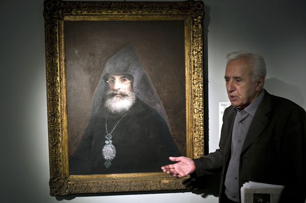 Art expert and Merited Worker of Arts of Armenia Shahen Khachatrian is seen near the painting A Portrait of the Painter's Brother, Archbishop Gabriel Aivazyan, displayed at the Ivan Aivazovsky. 200th Birthday exhibition at the Tretyakov Gallery on Krymsky Val in Moscow - Sputnik International