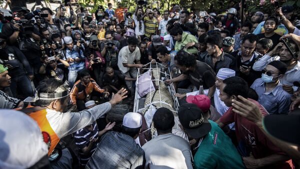 Relatives and friends bury the body of Indonesian man Freddy Budiman in Surabaya, East Java, on July 29, 2016 after his execution at Nusa Kambangan island. Indonesia on July 29 executed four drug convicts on July 29 but 10 others due to face the firing squad were given an apparent reprieve in a confused process one lawyer condemned as a complete mess - Sputnik International
