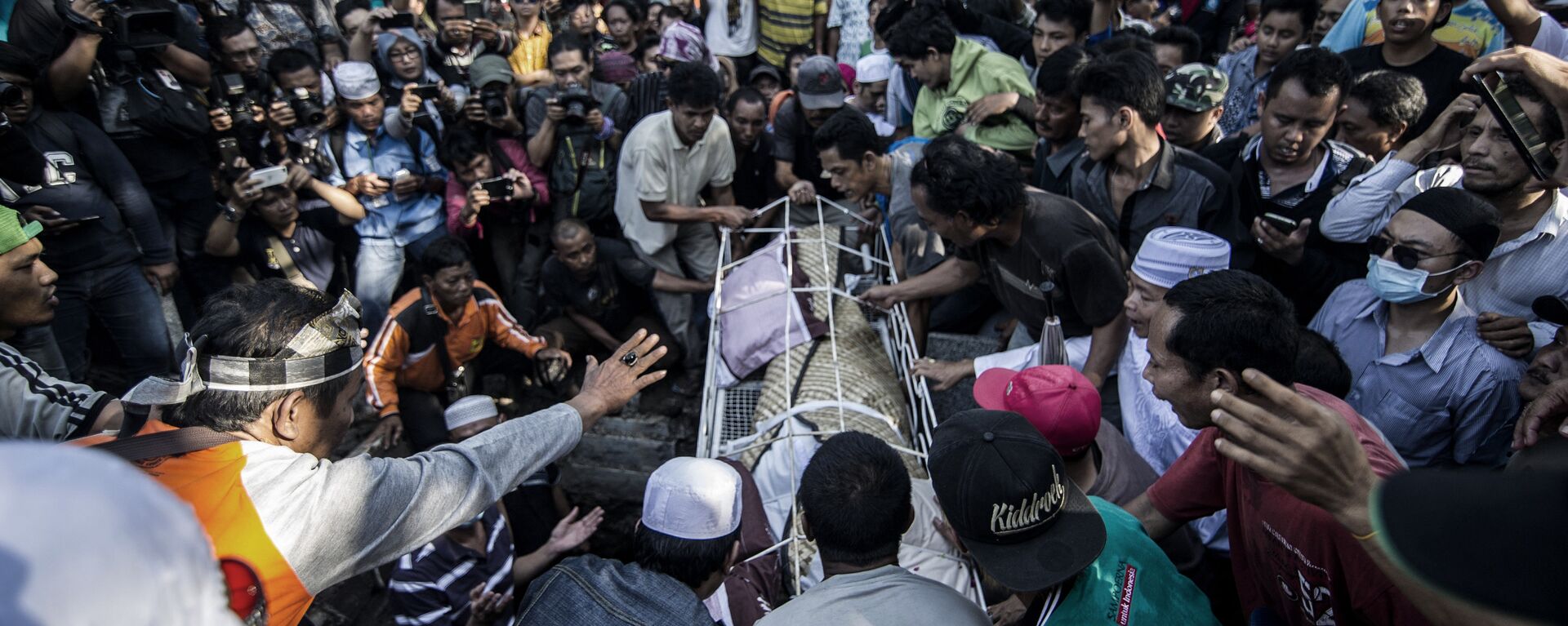 Relatives and friends bury the body of Indonesian man Freddy Budiman in Surabaya, East Java, on July 29, 2016 after his execution at Nusa Kambangan island. Indonesia on July 29 executed four drug convicts on July 29 but 10 others due to face the firing squad were given an apparent reprieve in a confused process one lawyer condemned as a complete mess - Sputnik International, 1920, 29.07.2016