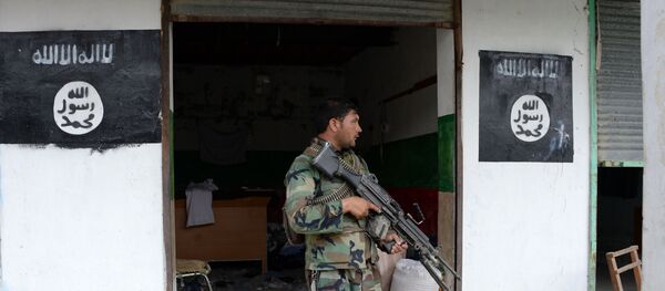 Afghan security forces patrol during ongoing clashes between security forces and Islamic State (IS) militants in Kot District in eastern Nangarhar province on July 26, 2016 - Sputnik International