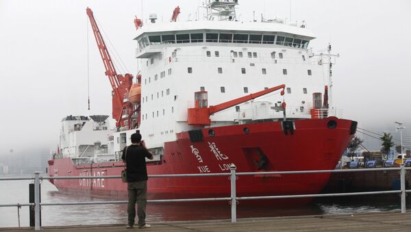 Man taking a photo of Chinese icebreaker Xuelong, literally snow dragon (File) - Sputnik International