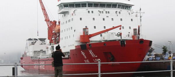 Man taking a photo of Chinese icebreaker Xuelong, literally snow dragon (File) Man taking a photo of Chinese icebreaker Xuelong, literally snow dragon (File) - Sputnik International