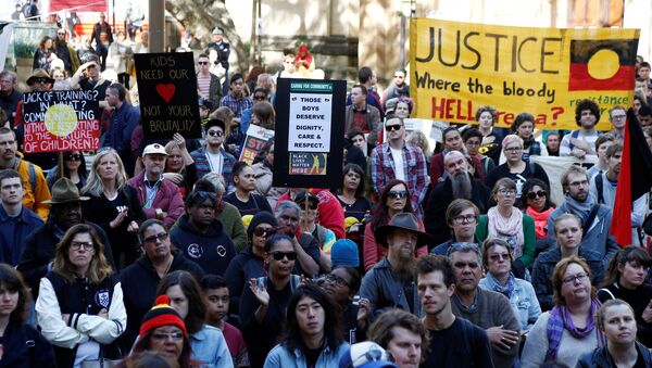 Demonstrators gather outside Sydney's Town Hall to protest against alleged child abuse in Australia's Northern Territory detention centers, July 30, 2016 - Sputnik International