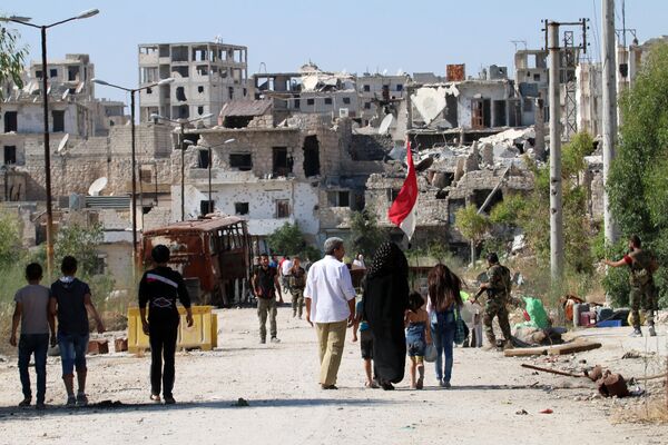 Syrian government forces secure a street as civilians come back to the neighbourhood of Bani Zeid, on Aleppo's northern outskirts on July 29, 2016 Syrian government forces secure a street as civilians come back to the neighbourhood of Bani Zeid, on Aleppo's northern outskirts on July 29, 2016 - Sputnik International