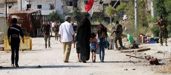 Syrian government forces secure a street as civilians come back to the neighbourhood of Bani Zeid, on Aleppo's northern outskirts on July 29, 2016 Syrian government forces secure a street as civilians come back to the neighbourhood of Bani Zeid, on Aleppo's northern outskirts on July 29, 2016 - Sputnik International
