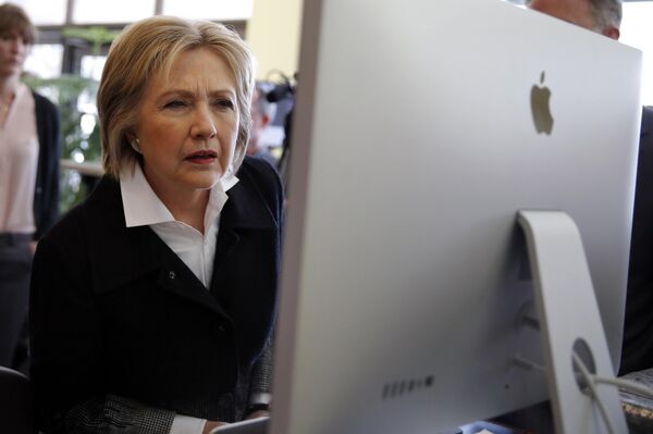 U.S. Democratic presidential candidate Hillary Clinton looks at a computer screen (File) - Sputnik International