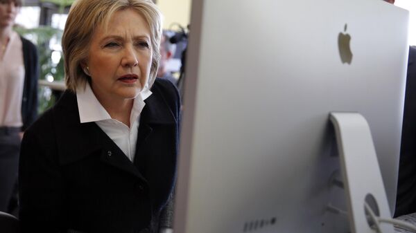 U.S. Democratic presidential candidate Hillary Clinton looks at a computer screen (File) - Sputnik International