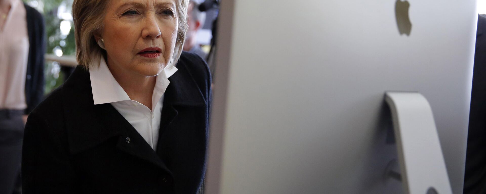 U.S. Democratic presidential candidate Hillary Clinton looks at a computer screen (File) - Sputnik International, 1920, 29.10.2021