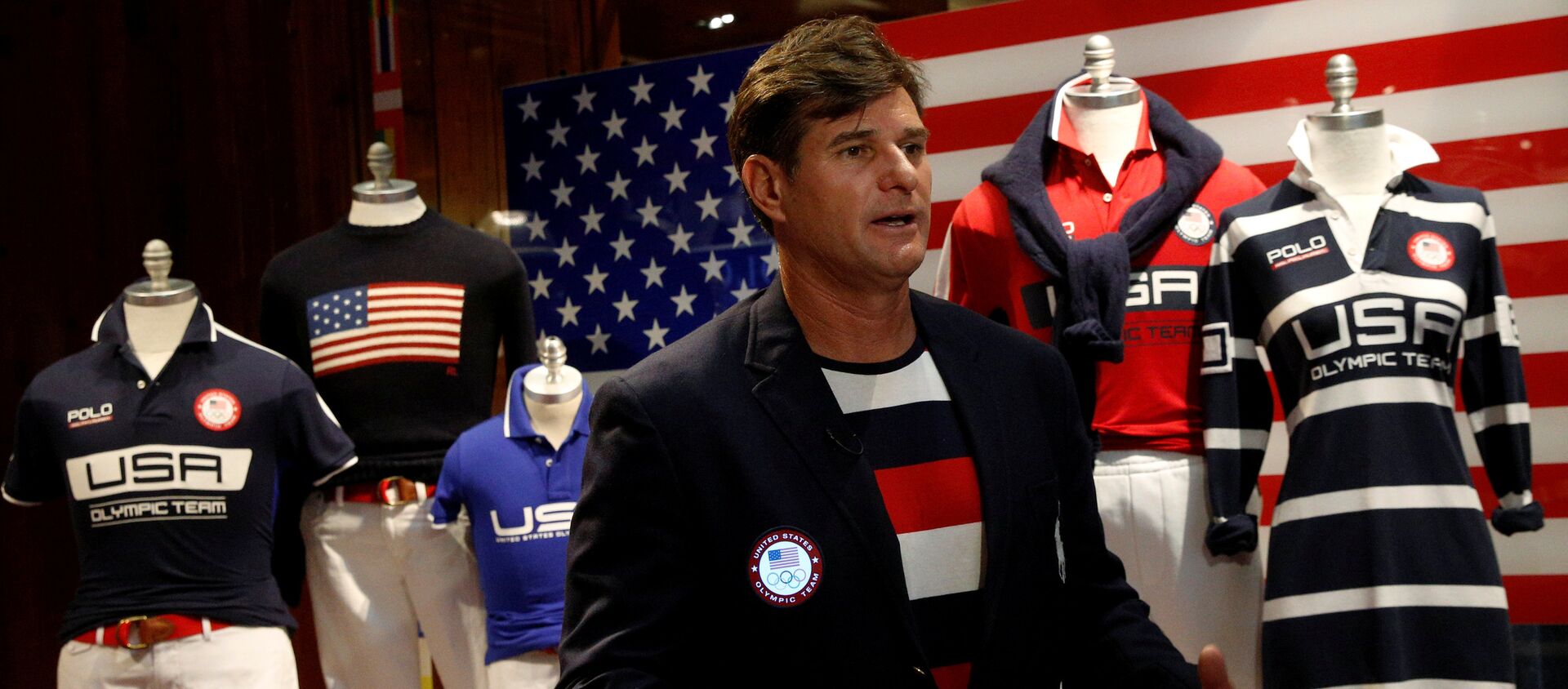 Cliff Meidl, two-time U.S. Olympic athlete, models the official Team USA Opening Ceremony flag bearer outfit which will include special electroluminescent panels, at the Polo Ralph Lauren store in New York City, U.S., July 29, 2016 - Sputnik International, 1920, 24.07.2021
