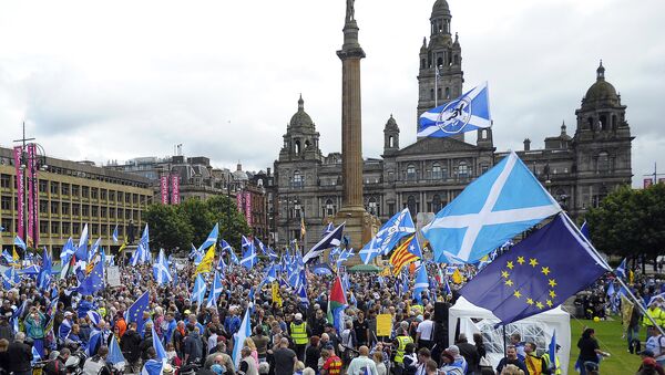 Pro-Scottish Independence supporters with Scottish Saltire flags and EU flags among others rally in George Square in Glasgow, Scotland on July 30, 2016 to call for Scottish independence from the UK - Sputnik International