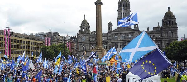 Pro-Scottish Independence supporters with Scottish Saltire flags and EU flags among others rally in George Square in Glasgow, Scotland on July 30, 2016 to call for Scottish independence from the UK - Sputnik International