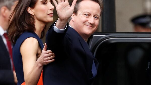 Britain's outgoing Prime Minister, David Cameron with his wife Samantha, waves in front of number 10 Downing Street, on his last day in office as Prime Minister, in central London, Britain July 13, 2016.  - Sputnik International