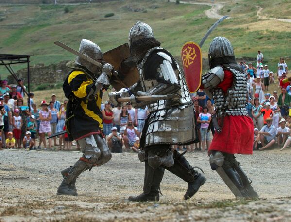 Let’s Get Medieval! A Look at Historic 'Genoa Helmet' Knight Festival in Crimea - Sputnik International