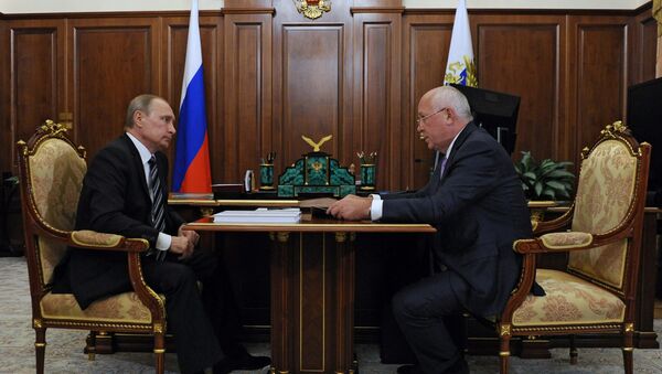 From left: Russian President Vladimir Putin meets with Rostec Corporation CEO Sergei Chemezov in the Moscow Kremlin - Sputnik International