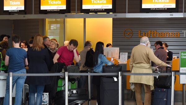 Passengers queue at a Lufthansa counter at the Franz-Josef-Strauss-airport in Munich, southern Germany, on April 27, 2016. - Sputnik International
