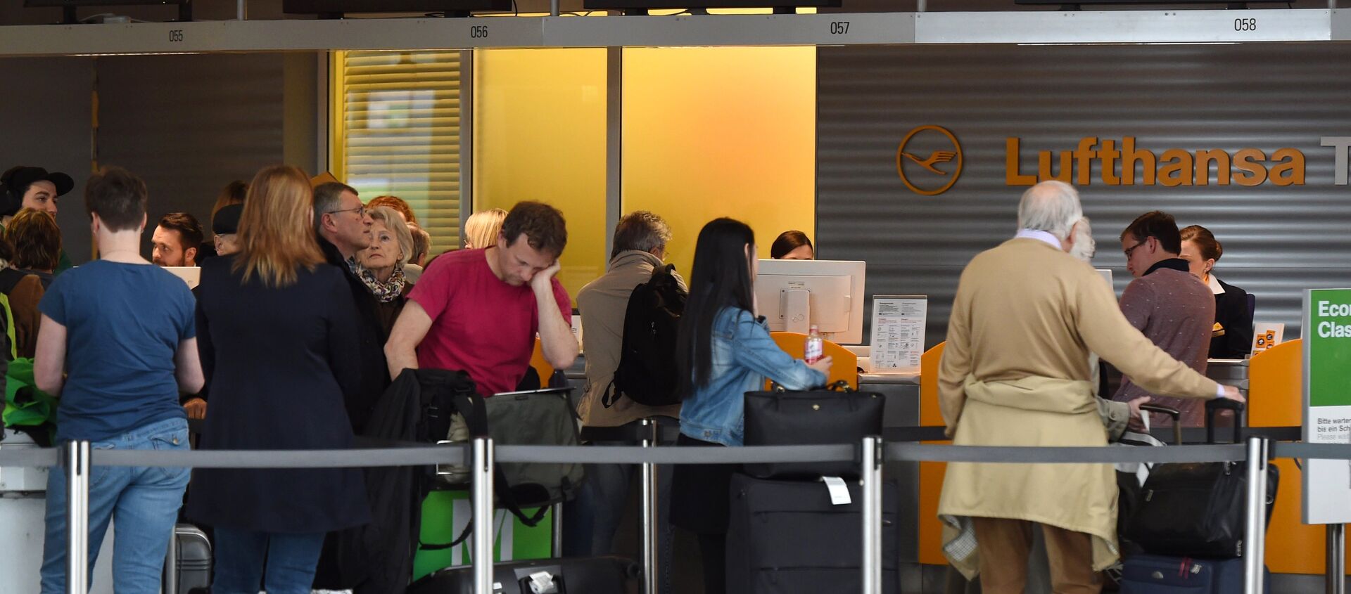 Passengers queue at a Lufthansa counter at the Franz-Josef-Strauss-airport in Munich, southern Germany, on April 27, 2016.  - Sputnik International, 1920