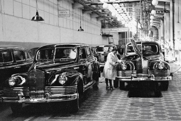 A ZIS 110 limousine assembly conveyor line at the Moscow Autoworks - Sputnik International