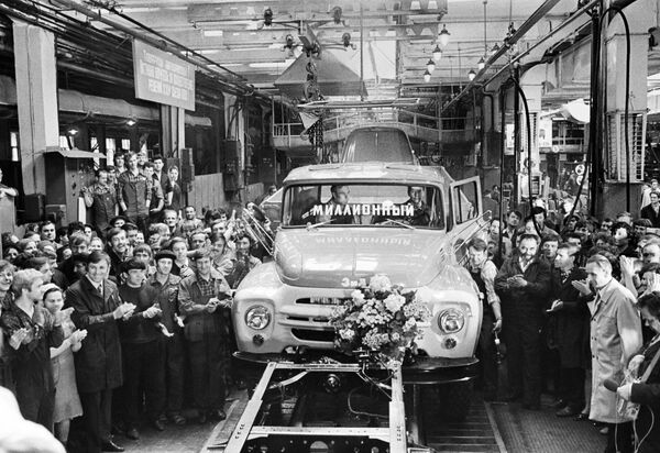 The millionth car ZIL-130 produced by the Likhachev Car Factory, Moscow - Sputnik International
